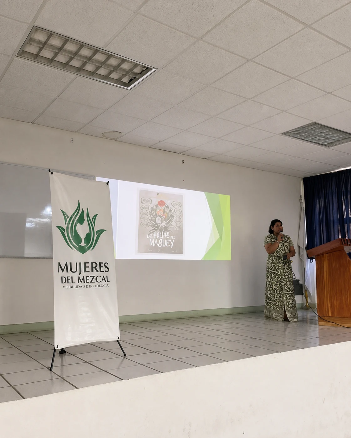 Presentación de Mujeres del Mezcal en un espacio académico