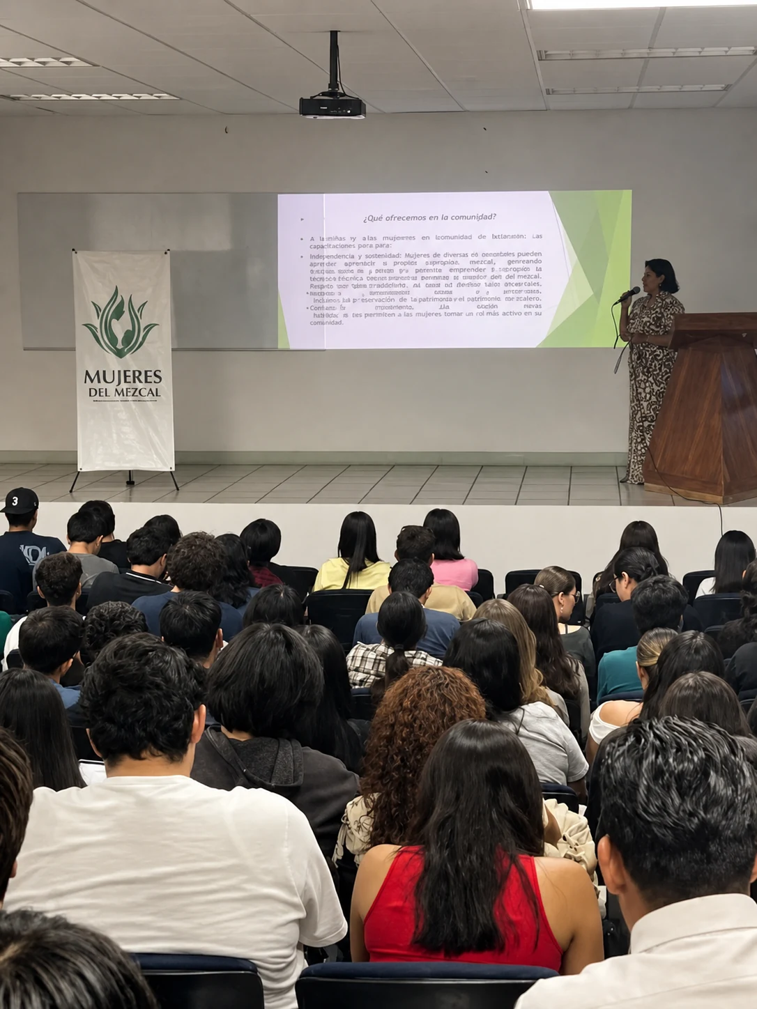 Audiencia durante una presentación de Mujeres del Mezcal