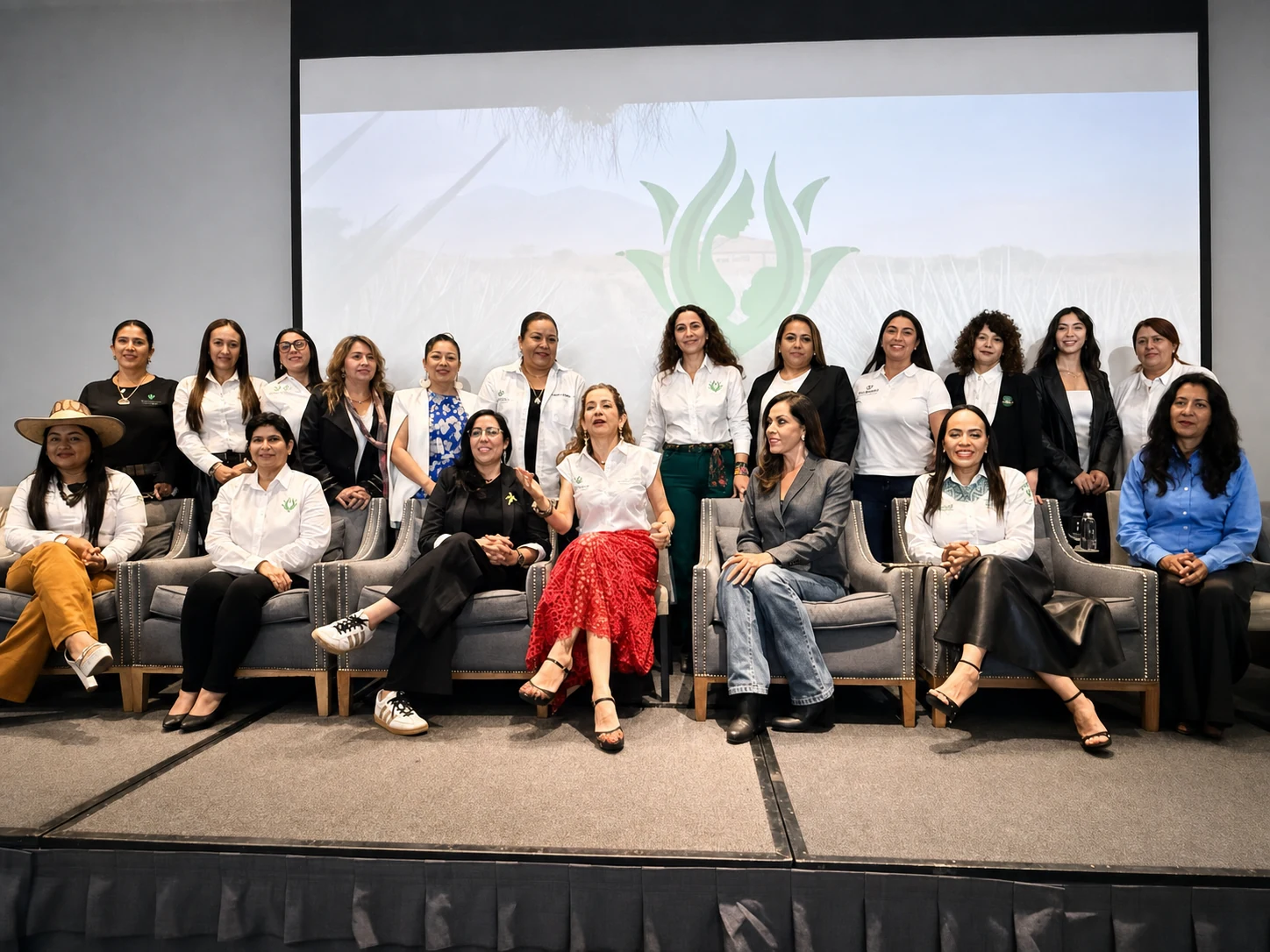 Grupo de mujeres reunidas durante un encuentro profesional